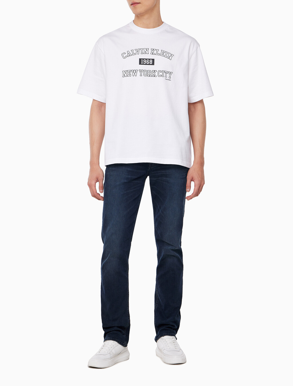 Buy 남성 릴렉스핏 뉴욕 바시티 로고 반팔 티셔츠 in color BRILLIANT WHITE