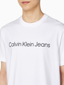 Buy 남성 레귤러핏 인스티튜셔널 로고 반팔 티셔츠 in color BRILLIANT WHITE