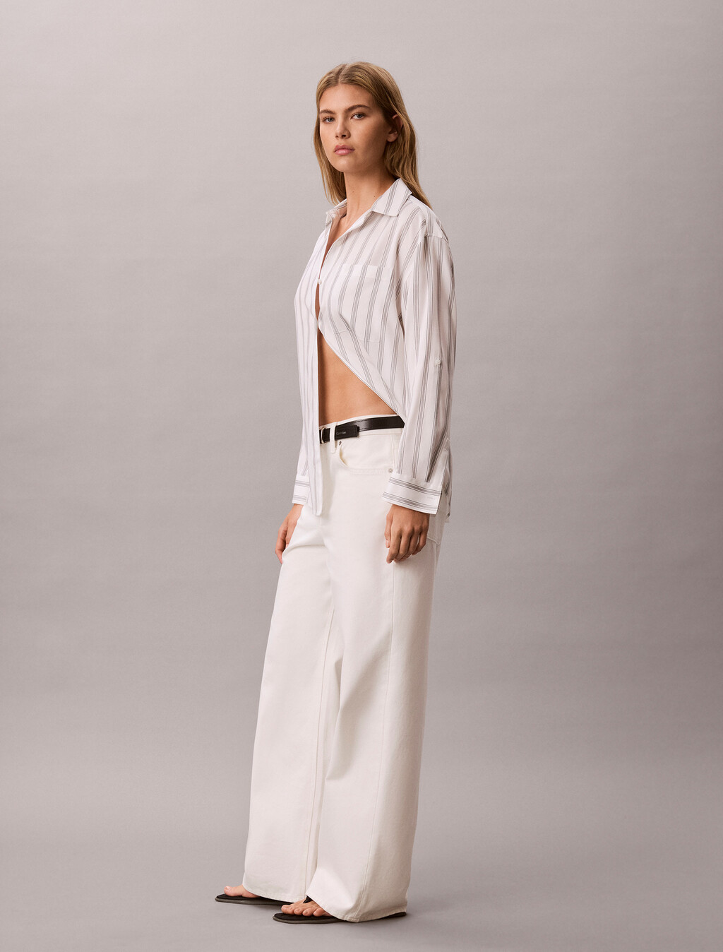 Buy 여성 로우라이즈 배기 데님 in color WHITE