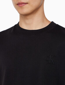 Buy 남성 릴렉스핏 CK 인터락 반팔 티셔츠 in color CK BLACK