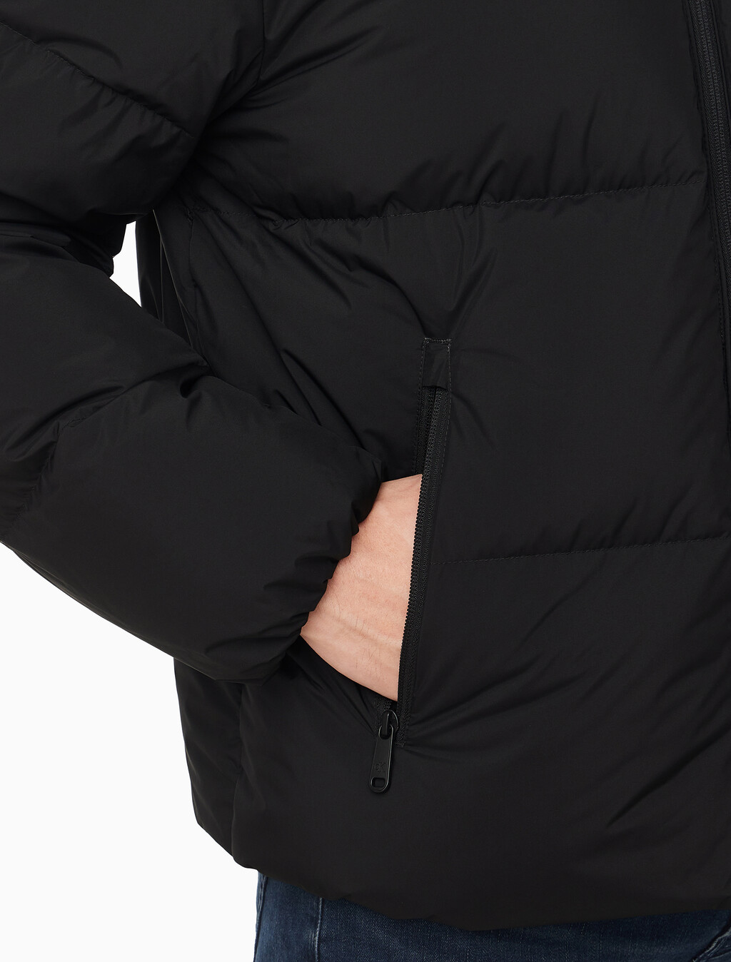 Buy 남성 릴랙스드 숏 다운 푸퍼 in color BLACK