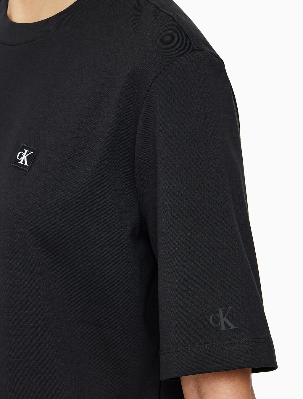 Buy 여성 릴렉스 로고 반팔 티셔츠 in color CK BLACK