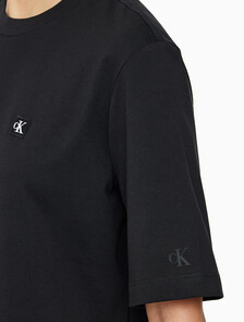 Buy 여성 릴렉스 로고 반팔 티셔츠 in color CK BLACK