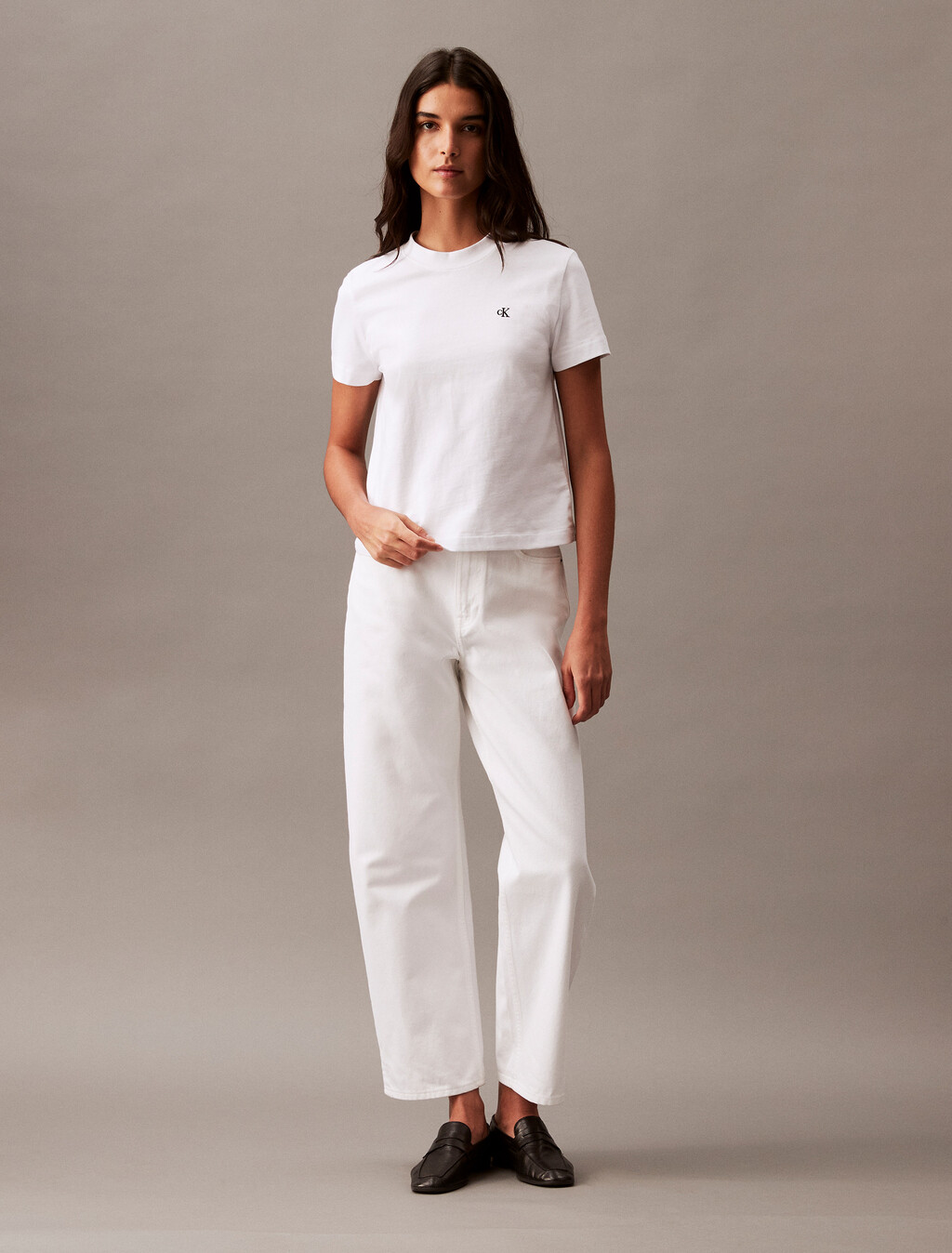 Buy 여성 릴렉스핏 아카이브 로고 크루넥 반팔 티셔츠 in color BRILLIANT WHITE