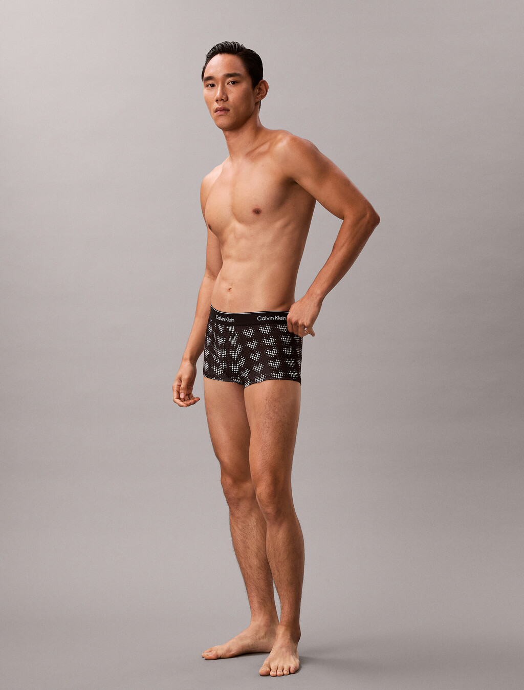 Buy 남성 아이콘 마이크로 스트레치 - VDAY 로우 라이즈 트렁크 in color BLACK PRINT