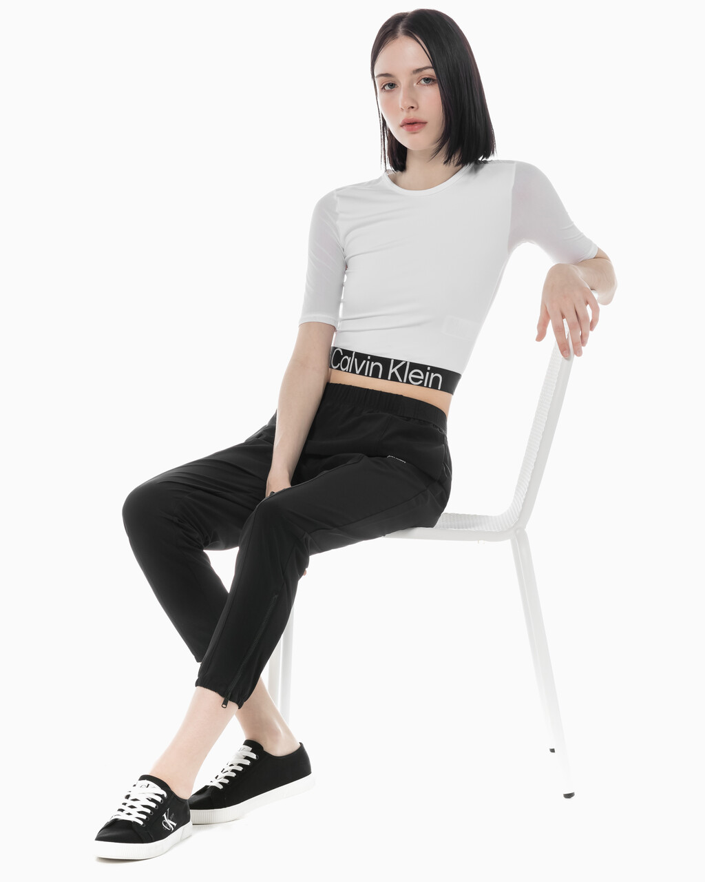 Buy 여성 리플렉티브 로고 레귤러 핏 기능성 우븐 팬츠 in color BLACK
