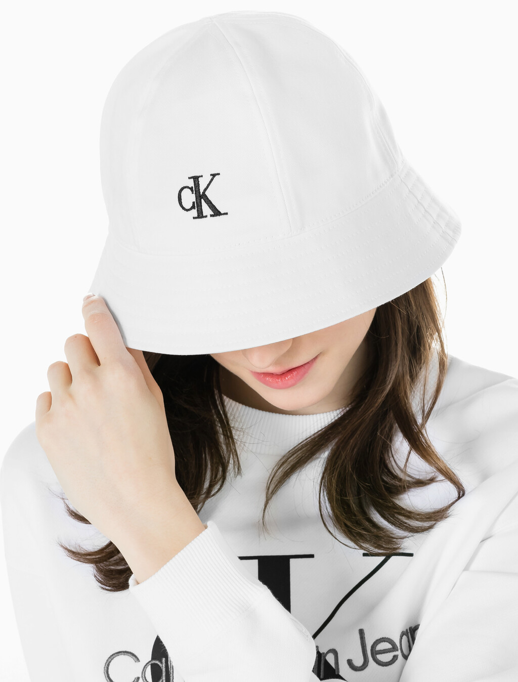 Buy 남녀공용 CK 엠브로이더리 로고 버킷햇 in color BRIGHT WHITE