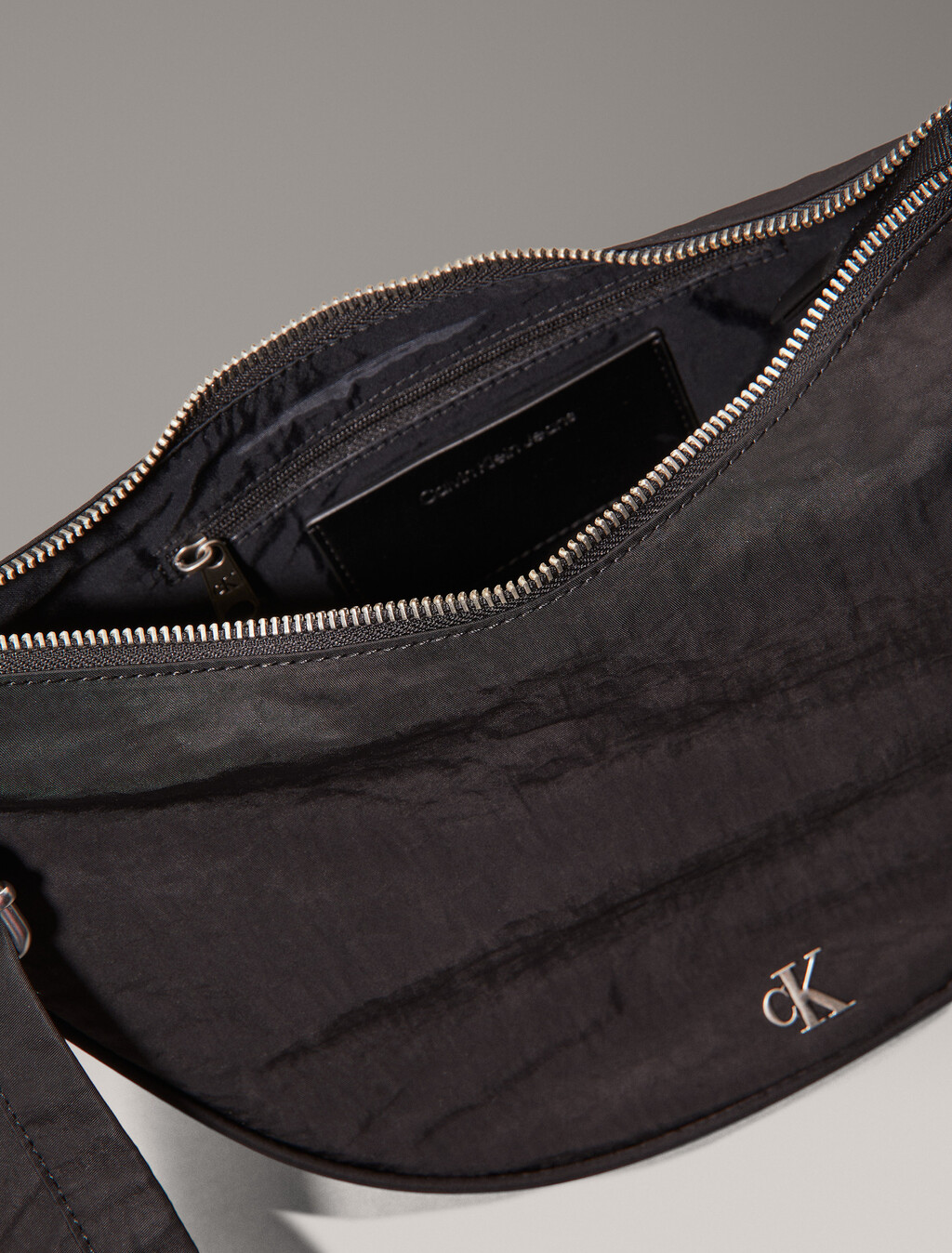 Buy 남녀공용 슬링 나일론 크로스바디 호보 백 in color BLACK