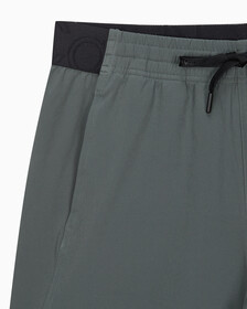 Buy 남성 리플렉티브 로고 레귤러 핏 우븐 쇼츠 in color URBAN CHIC