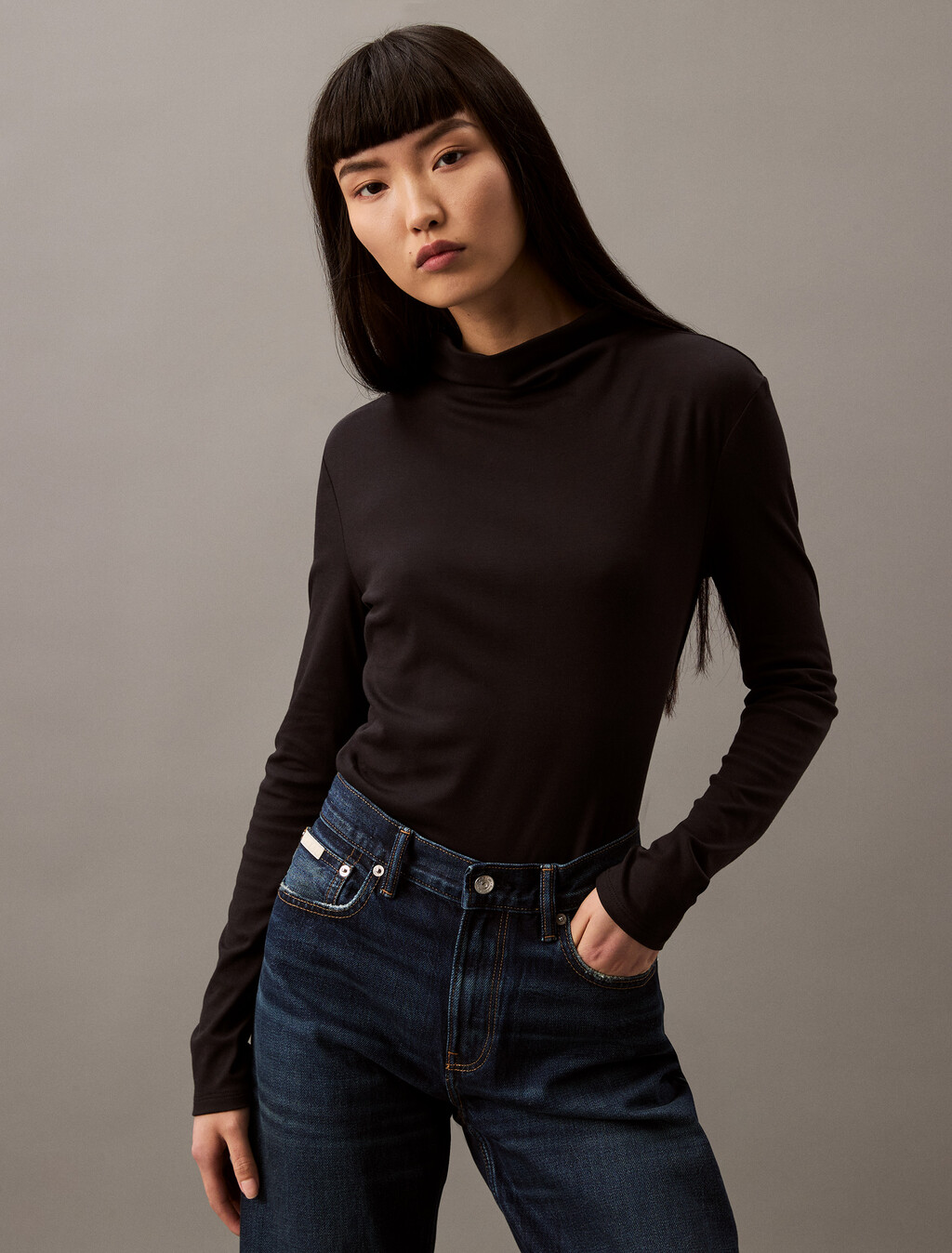 Buy 여성 롱슬리브 머서라이즈드 인터록 코튼 모크넥 탑 in color BLACK BEAUTY
