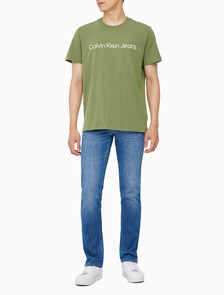 Buy 남성 레귤러핏 인스티튜셔널 로고 스트레치 반팔 티셔츠  in color KHAKI