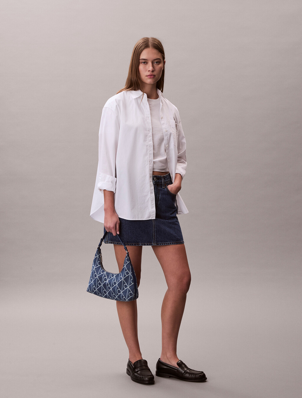 Buy 여성 엠블럼 데님 숄더 백 in color Denim JQD Medium Wash