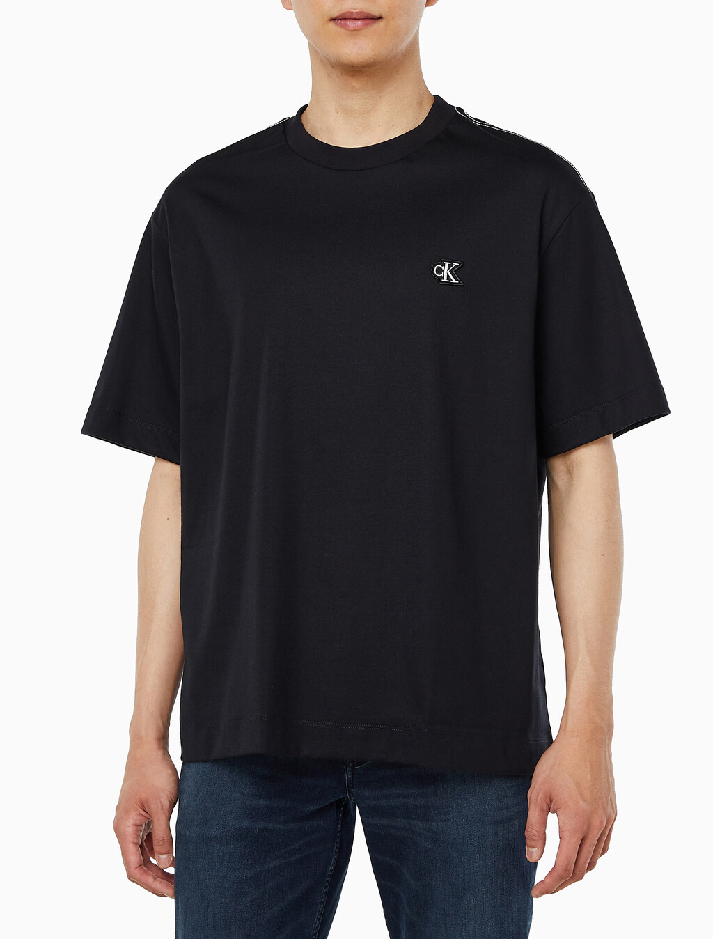 Buy 남성 릴렉스핏 탑스티치 패치 로고 반팔 티셔츠 in color BLACK
