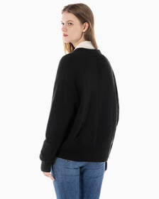 Buy 여성 케이블 인터레스트 브이넥 풀오버 울 스웨터 in color CK BLACK