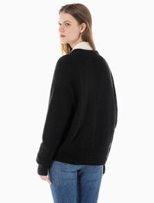 Buy 여성 케이블 인터레스트 브이넥 풀오버 울 스웨터 in color CK BLACK