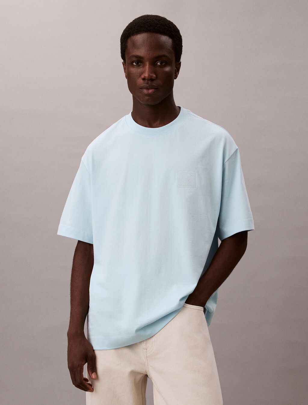 Buy 남성 릴렉스 핏 CK 엠블럼 패치 반팔 티셔츠 in color Sky Blue