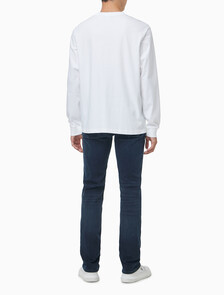 Buy 남성 이지핏 아카이브 로고 긴팔 티셔츠 in color BRIGHT WHITE
