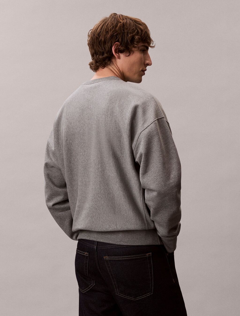 Buy 남성 프리미엄 트라이컬러 모노로고 크루넥 스웨트셔츠 in color MEDIUM GREY HEATHER