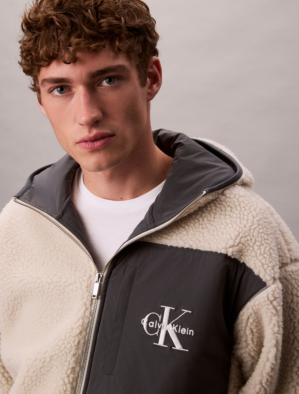 Buy 남성 셰르파 퍼널넥 풀 후드 집업 in color CHALK