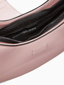 Buy 여성 CKJ 오프 듀티 홀리데이 라운드 숄더백 in color PINK