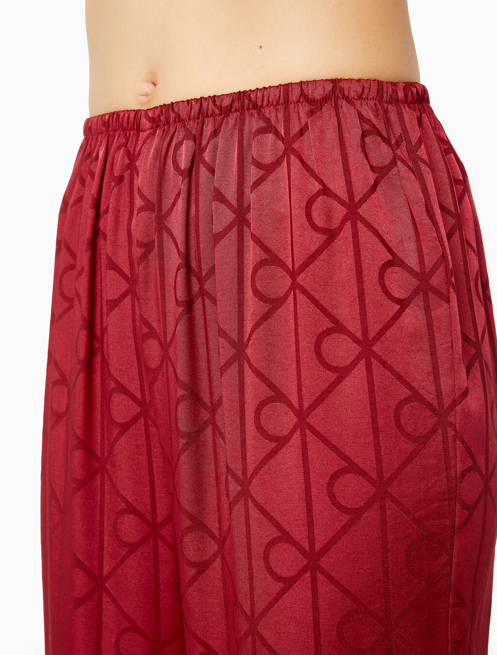 Buy 여성 샤인 새틴 자카드 AOP 팬츠 in color Red