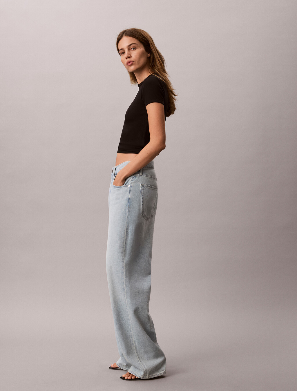 Buy 여성 컨투어립 로고 링거 티 in color BLACK