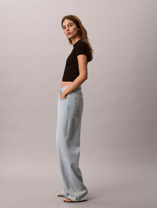 Buy 여성 컨투어립 로고 링거 티 in color BLACK