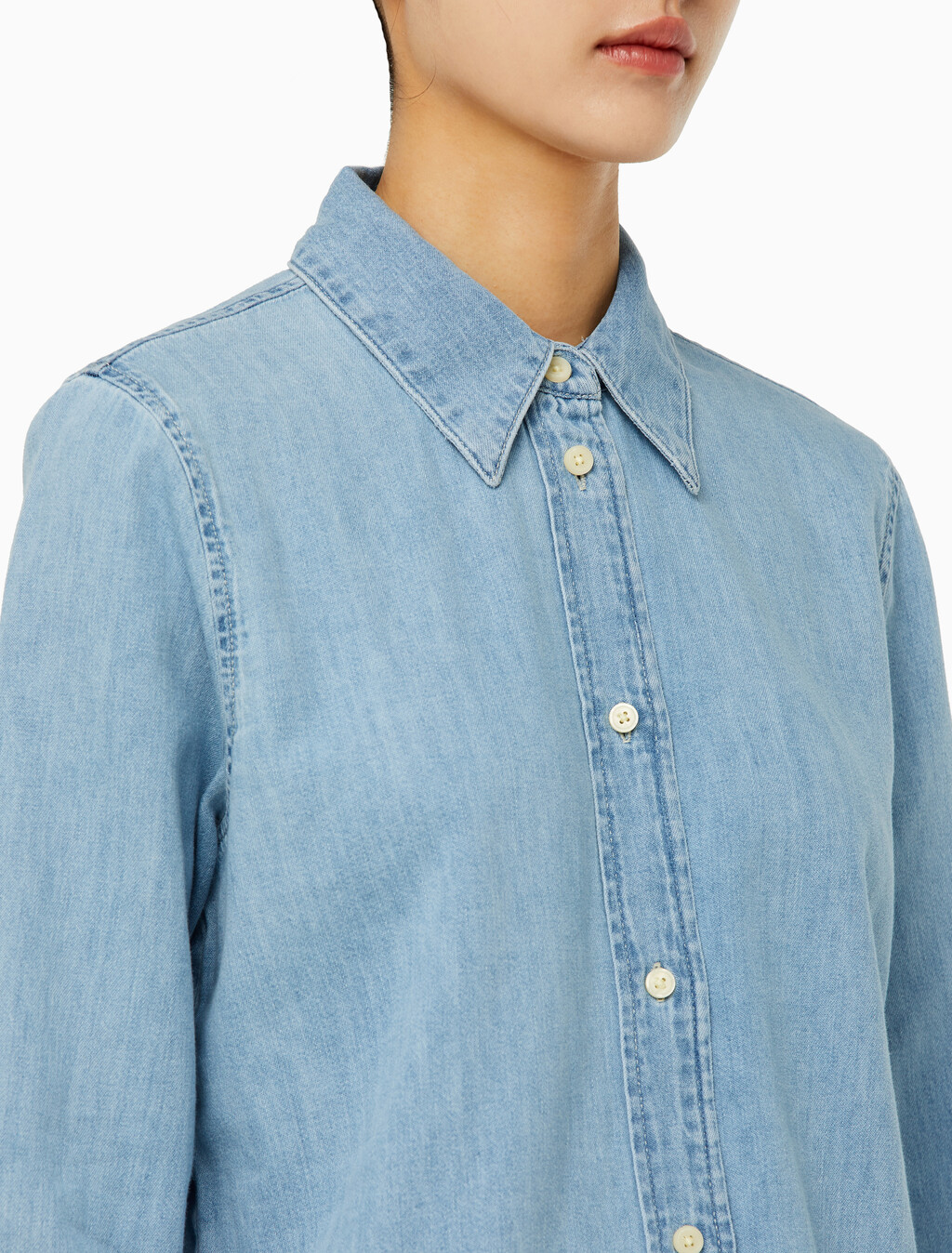 Buy 여성 롱슬리브 클래식 샴브레이 셔츠 in color LIGHT BLUE