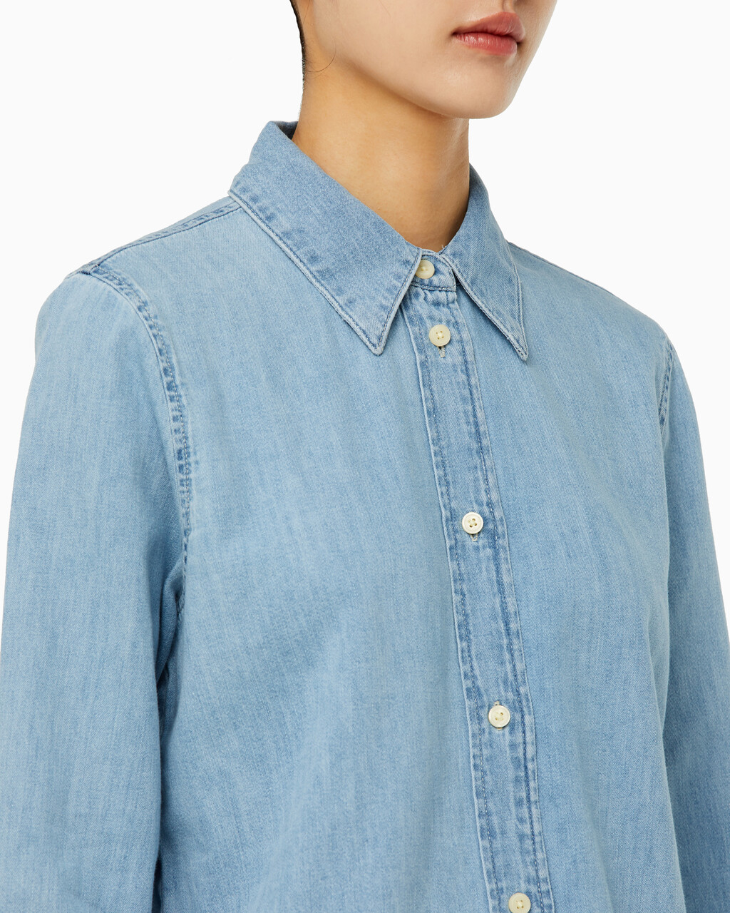 Buy 여성 롱슬리브 클래식 샴브레이 셔츠 in color LIGHT BLUE