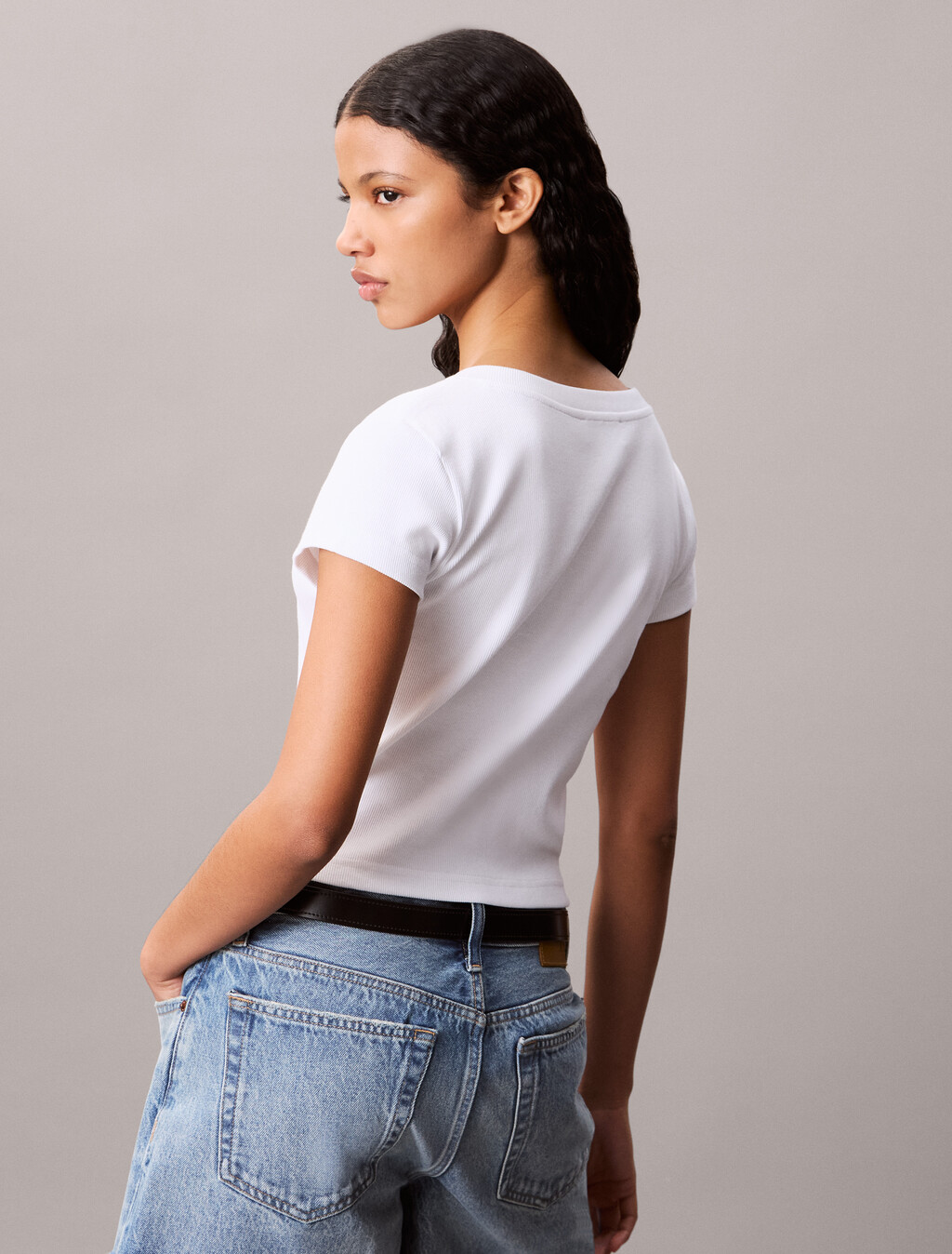 Buy 여성 우븐라벨 베이비립 브이넥 티 in color BRILLIANT WHITE