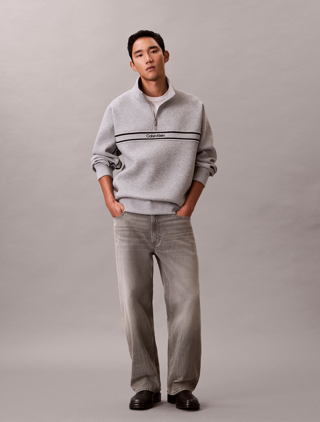 Buy 남성 배럴핏 스모크스택 데님 in color Grey