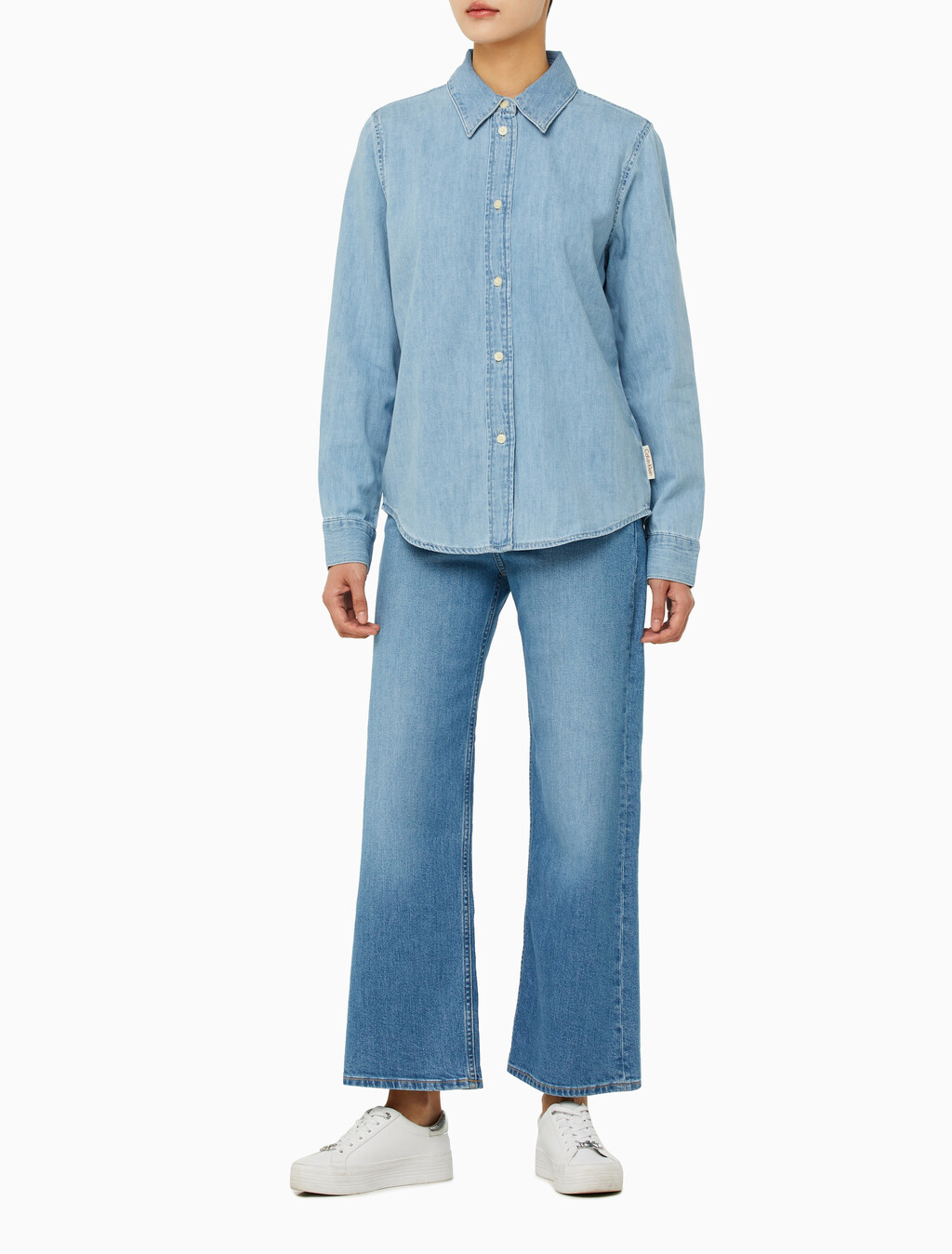 Buy 여성 롱슬리브 클래식 샴브레이 셔츠 in color LIGHT BLUE