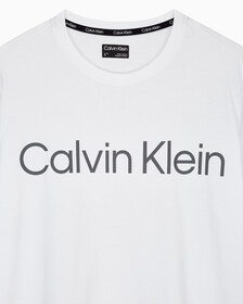 Buy 남성 레귤러 핏 에센셜 볼드 로고 반팔 티셔츠 in color BRIGHT WHITE