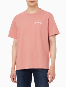 Buy 남성 이지핏 스몰 체인 스티치 로고 반팔 티셔츠 in color SUNSET ROSE
