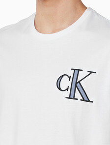 Buy 남성 릴렉스핏 바시티 CK 로고 패치 반팔 티셔츠 in color BRILLIANT WHITE