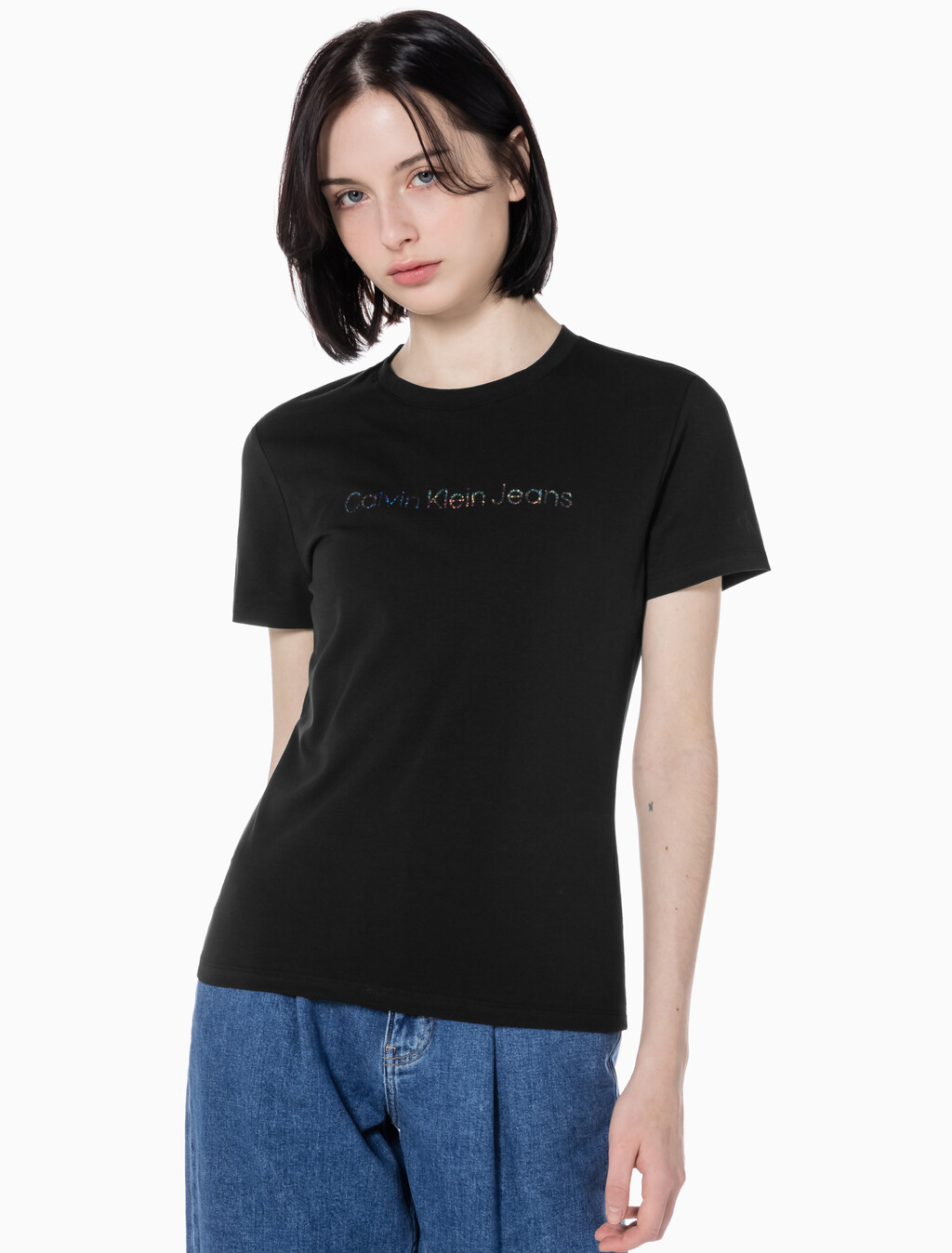 Buy 여성 슬림핏 인스티튜셔널 로고 반팔 티셔츠 in color CK BLACK