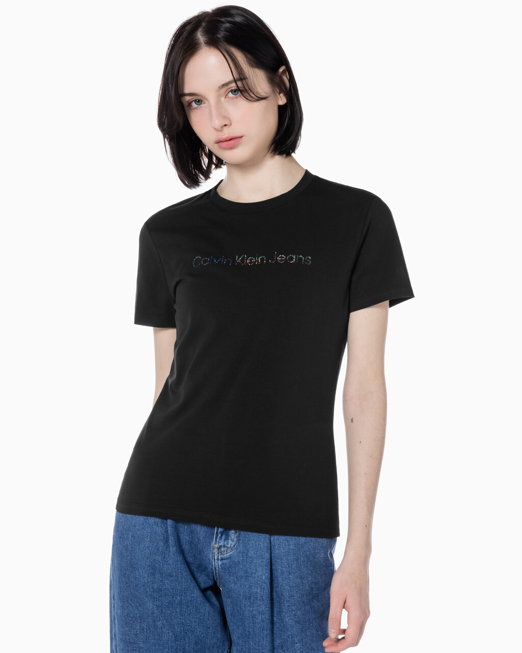 Buy 여성 슬림핏 인스티튜셔널 로고 반팔 티셔츠 in color CK BLACK