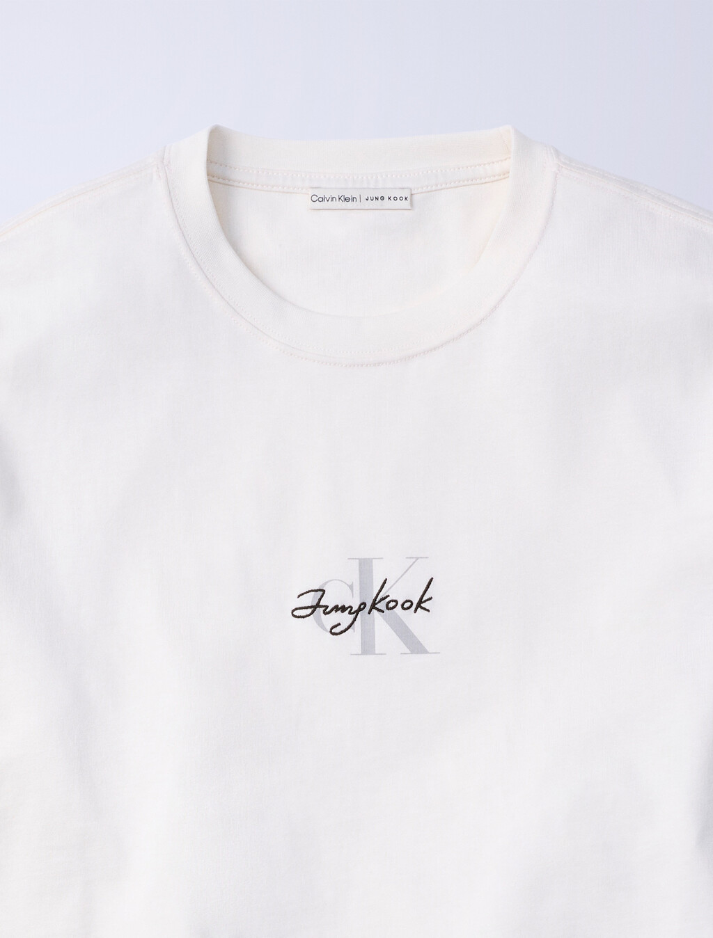 Buy Jung Kook for Calvin Klein 남성 릴렉스 핏 모노그램 로고 반팔 티셔츠 in color TOFU
