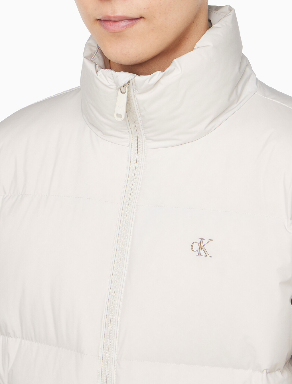 Buy 남성 릴랙스드 숏 다운 푸퍼 in color CHALK