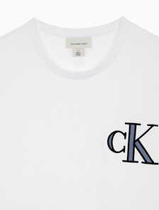 Buy 남성 릴렉스핏 바시티 CK 로고 패치 반팔 티셔츠 in color BRILLIANT WHITE