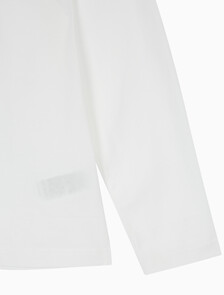 Buy 남성 레귤러핏 그래픽 로고 긴팔 티셔츠 in color BRIGHT WHITE
