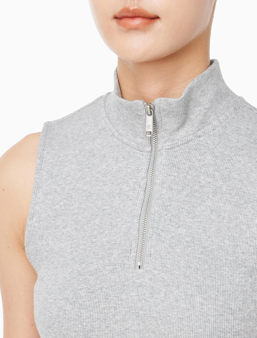Buy 여성 우븐라벨 슬리브리스 하프 집업 탑 in color HEROIC GREY HEATHER