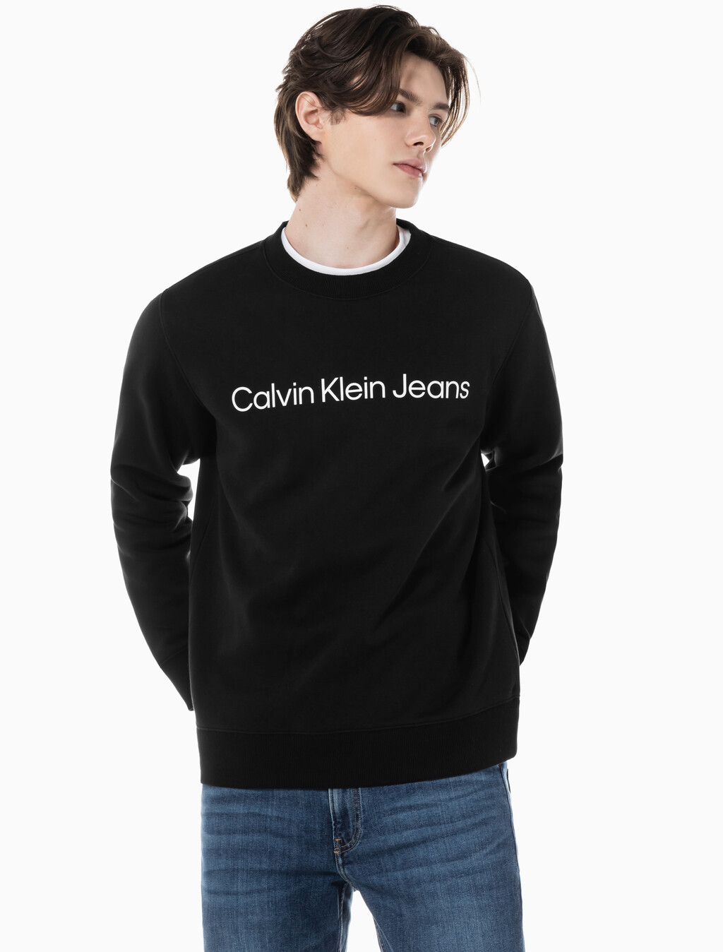 Buy 남성 레귤러핏 인스티튜셔널 로고 기모 스웨트셔츠 in color CK BLACK