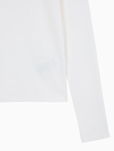 Buy 여성 우븐라벨 크루넥 롱슬리브 탑 in color BRILLIANT WHITE