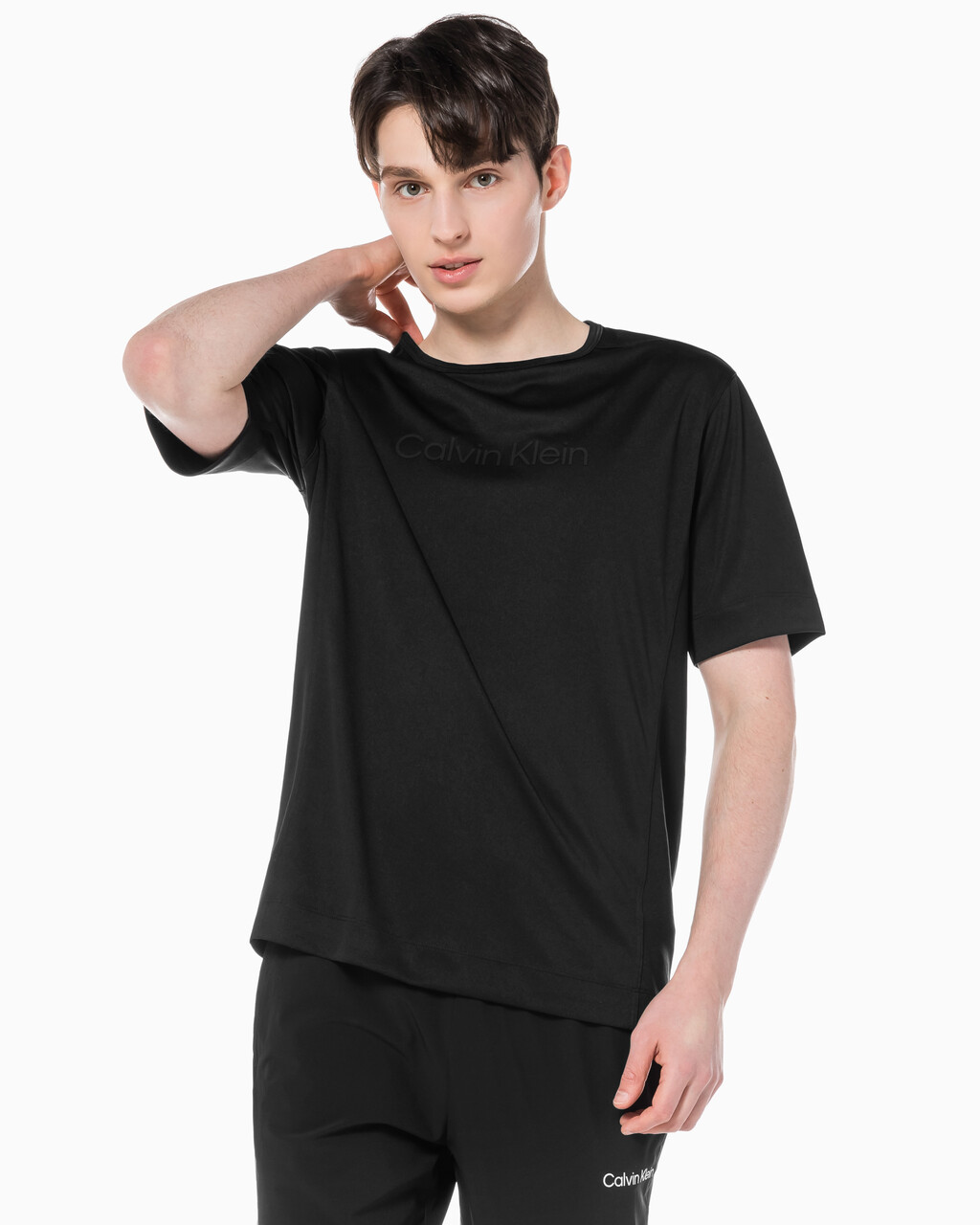 Buy 남성 레귤러 핏 에센셜 스트레치 기능성 반팔 티셔츠 in color BLACK