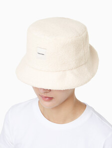 Buy 남녀공용  우븐 패치 로고 부클 버킷햇 in color IVORY
