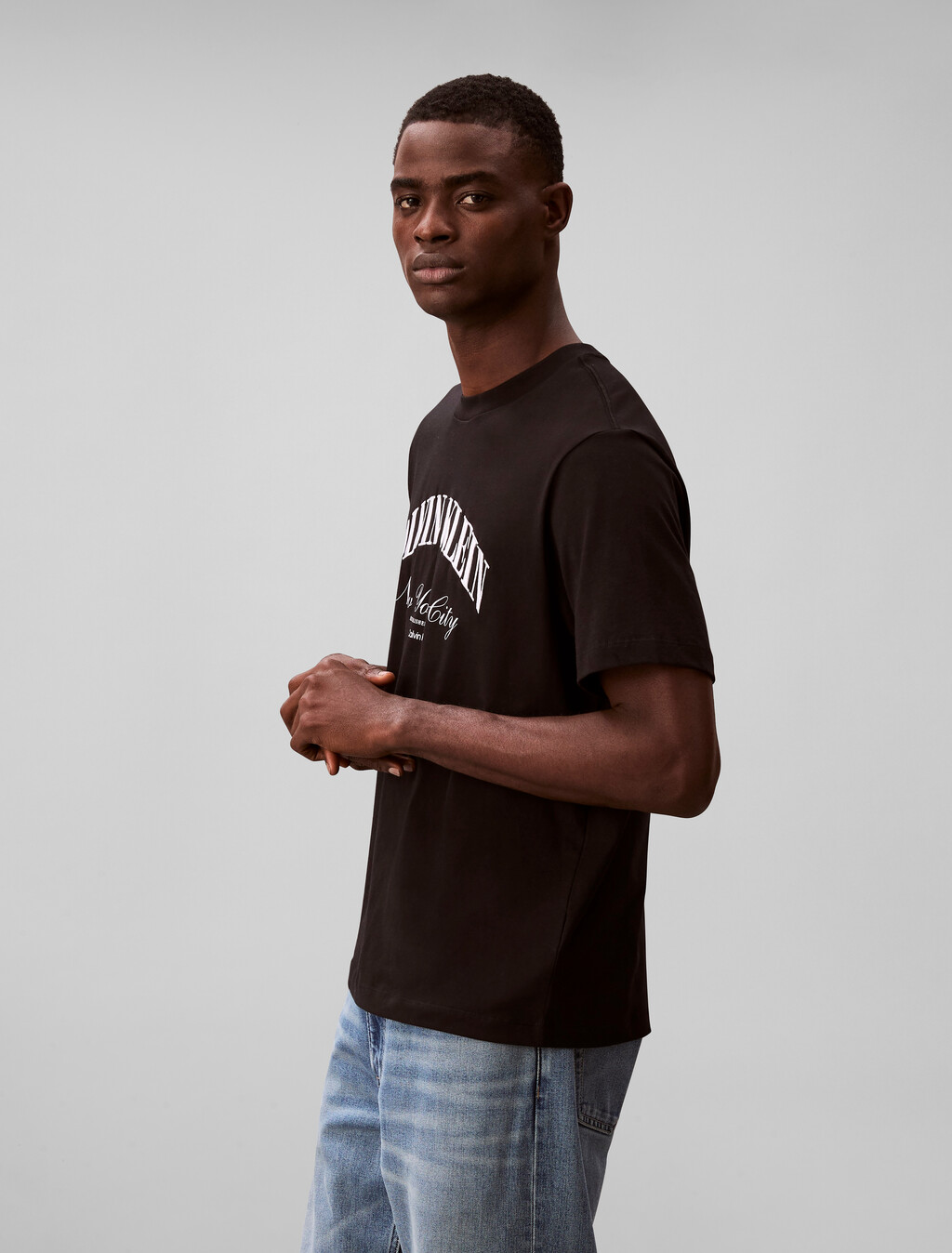 Buy 캘빈클라인 헤리티지 자수로고 그래픽 티 in color BLACK