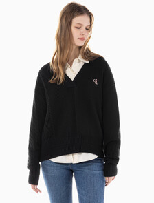 Buy 여성 케이블 인터레스트 브이넥 풀오버 울 스웨터 in color CK BLACK