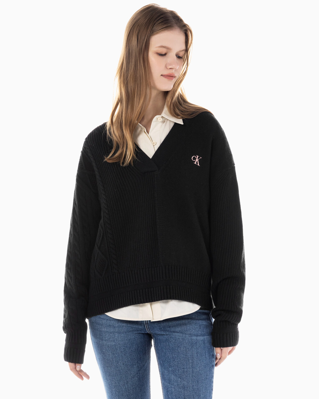 Buy 여성 케이블 인터레스트 브이넥 풀오버 울 스웨터 in color CK BLACK