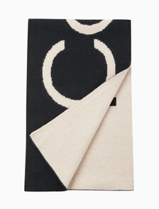 Buy 남녀공용  투톤 볼드 로고 울 머플러 in color BLACK